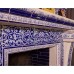Открытая топка в облицовке расписными изразцами под гжель